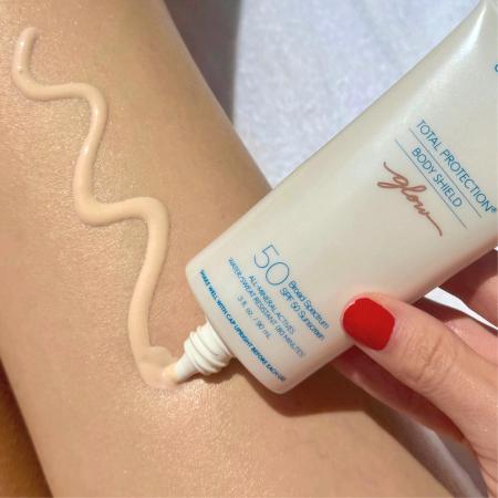 Сонцезахисний крем для тіла Colorescience Total Protection Body Shield Glow SPF 50