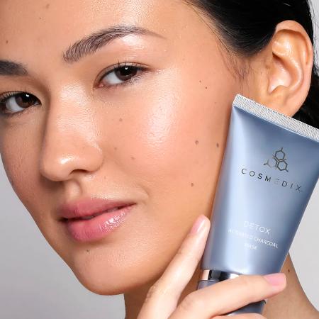 Детокс маска з активованим вугіллям COSMEDIX Detox