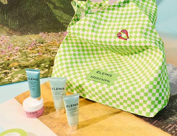 Бестселлеры для сияния кожи в дизайнерской сумке-шоппере Elemis Kit: Pro-Collagen x Shrimps Glow Discovery Edit