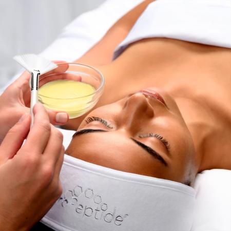 Освітлювальна маска для сяйва та рівного тону шкіри — HydroPeptide Radiance Mask