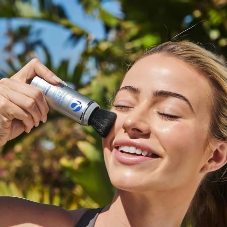 Солнцезащитная пудра с ультрамягкой щеточкой Is Clinical PerfecTint Powder SPF 40 