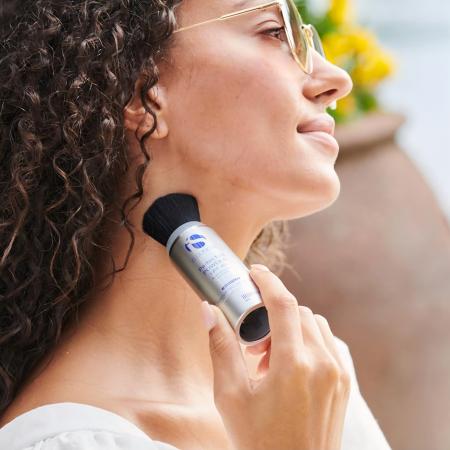 Солнцезащитная пудра с ультрамягкой щеточкой Is Clinical PerfecTint Powder SPF 40 