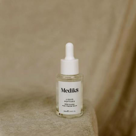 Зволожувальна сироватка з пептидами Medik8 Liquid Peptides