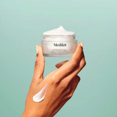 Лімітований набір для сяючої шкіри Medik8 Radiance Wrapped Kit