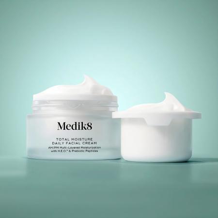 Лімітований набір для сяючої шкіри Medik8 Radiance Wrapped Kit