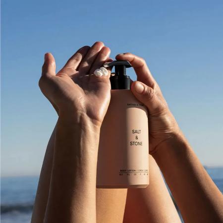 Зволожувальний лосьйон для тіла з ароматом шафрану та кедру Salt&Stone Body Lotion Saffron & Cedar