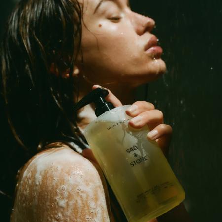 Гель для душа Salt&Stone с ароматом сандалового дерева и ветивера